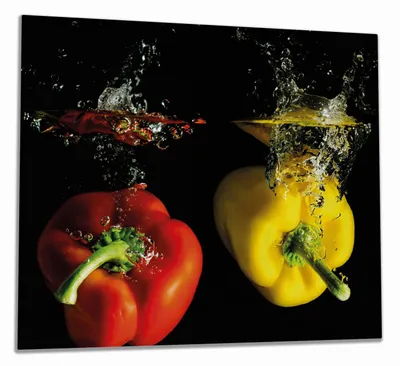 Produktbild von Wallario Herdabdeckplatte aus Glas, Größe 60 x 52 cm 1-teilig, Motiv Bunte Küche  Paprika in rot  gelb  orange und grün im Wasser