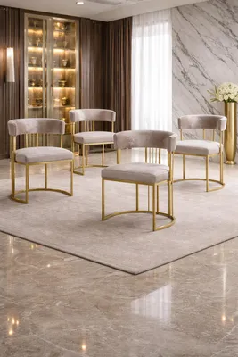 Zdjęcie produktu dla zestaw czterech aksamitnych krzeseł w kolorze szampana z elegancką, złotą konstrukcją