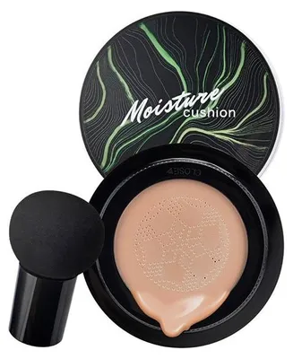 Offene schwarze Feuchtigkeits-Cushion-Foundation-Compact mit hellbeiger flüssiger Foundation und einem schwarzen pilzförmigen Make-up-Schwamm