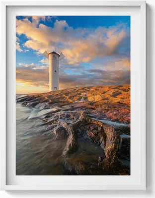 Produktbild von Leuchtturm über der Ostsee– Wandbild mit Rahmen – Gerahmtes Bild  – Wanddekoration – 60x80 cm –  Weiß Rahmen