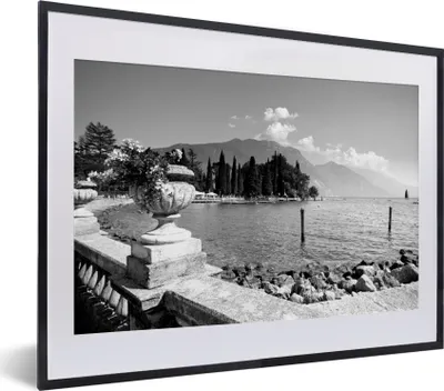 Produktbild von MuchoWow® Gerahmtes Poster Die Küstenlinie am Gardasee in Italien - schwarz und weiß 40x30 cm - Poster mit Schwarzem Bilderrahmen Wandposter Rahmen Foto Bilder - Bilderrahmen - Poster im Rahmen