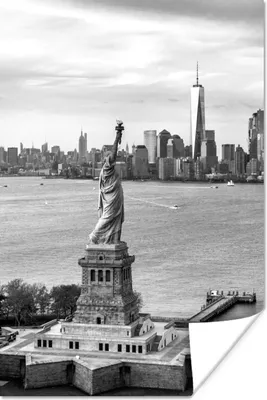 Produktbild von MuchoWow® Poster Freiheitsstatue mit der New Yorker Skyline - schwarz und weiß 80x120 cm - Papierdruck