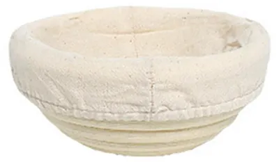 Produktbild von Runder Gärkorb aus Rattan für Sauerteigbrot, inklusive Einlage. Natürliche, handgewebte Gärkörbe für Hobbybäcker und handwerklich geformtes Brot.