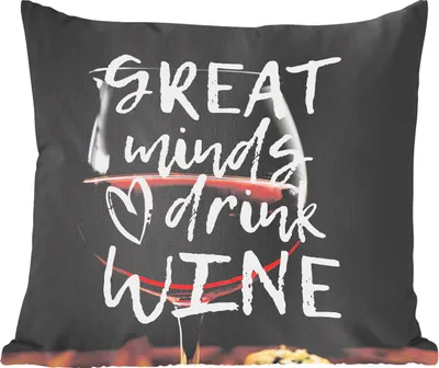 Produktbild von MuchoWow® Zierkissen Sofakissen Wohnzimmer Dekokissen 50x50 cm Weinzitat "Große Geister trinken Wein" mit einem Weinglas im Hintergrund - Komfort - Sofakissen