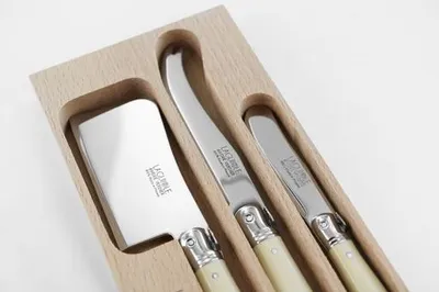Produktbild von Laguiole Käseset - 2 Käsemesser & Buttermesser - Edelstahl 1,2 mm - Elfenbein - Messerblock aus Buchenholz -  France