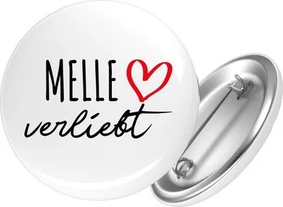 Produktbild von Huuraa Button Melle verliebt 59mm rund mit Sicherheitsnadel Ansteckbutton Geschenkidee