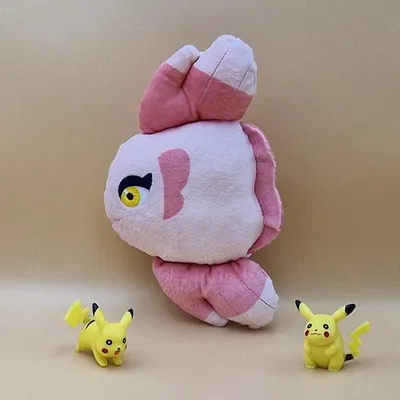 Produktbild von Pokemon Mamolida Kuscheltier - 20 cm Plüschtier Alomomola