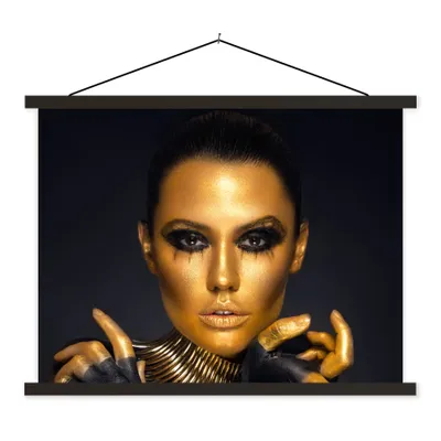 Produktbild von MuchoWow® Textilposter Make-up - Tasche - Gold - Luxus - Frau 150x113 cm mit holzfarbenen Rahmen - Poster