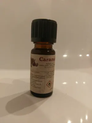 Kleine braune Flasche mit einem schwarzen Verschluss. Auf dem Etikett steht "Caramel".