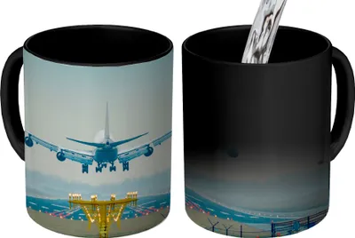 Obrázok produktu pre MuchoWow® Magický pohár Lietadlo pristáva na letisku Schiphol 350 ml Pohár na zmenu farby Darček Nápad na darček - Foto hrnček