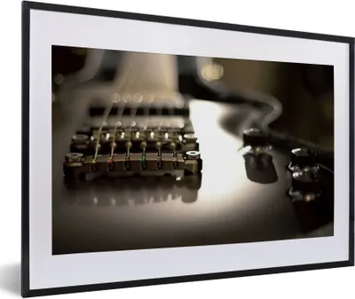 Produktbild von MuchoWow® Gerahmtes Poster Nahaufnahme einer schwarzen E-Gitarre 60x40 cm - Poster mit Schwarzem Bilderrahmen Wandposter Rahmen Foto Bilder - Schlafzimmer - Plakat in Rahmen - Drucken