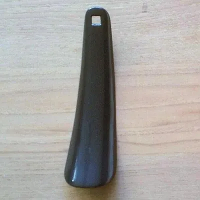 Productafbeelding van CHPN - Schoenlepel - Zwart - Schoenlepelhulp - 15 cm - Schoenlepel van kunststof - Hulpmiddel om schoenen aan te trekken - Schoen aantrek-hulp - Schoenaccessoire