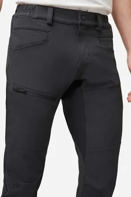 Dunkle Kletterhose F208 von Looking for Wild; seitliche Ansicht mit Reißverschluss und elastischem Bund.