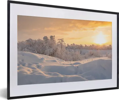 Produktbild von MuchoWow® Gerahmtes Poster Ein hügeliges und verschneites Gebiet in Lappland 60x40 cm - Poster mit Schwarzem Bilderrahmen Wandposter Rahmen Foto Bilder - Schlafzimmer - Plakat in Rahmen - Drucken