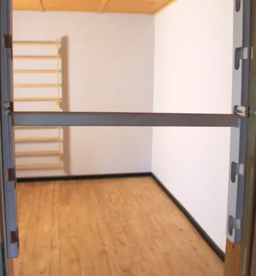 Produktbild von BearOnBar – Robuste, einfache Montage und verstellbare Klimmzugstange aus Holz mit Arretierung – 5 Höhenstufen – bis zu 145 cm – Türrahmen, Türbreite