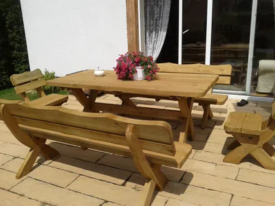 Produktbild von Massives Gartenmöbel-Set IM aus Holz – Tisch + 2 Bänke mit Rückenlehne + 2 Stühle