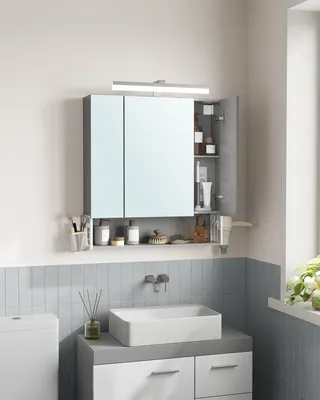 Produktbild von VASAGLE Badezimmerschrank mit 3 Türen, Spiegelschrank, mit Steckdosen, Hängekorb, Haartrockner-Halter, Wolkenweiß-Taubengrau