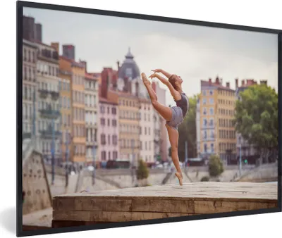 Produktbild von MuchoWow® Gerahmtes Poster Balletttänzerin in Frankreich 30x20 cm - Poster mit Schwarzem Bilderrahmen Wandposter Rahmen Foto Bilder - Kunstdruck - Bild-Poster