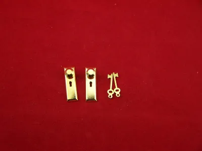 Produktbild von Mini-Türgriffe, Türknöpfe mit Schlüssel Messing für 1:12 Puppenstube. 2 cm hoch