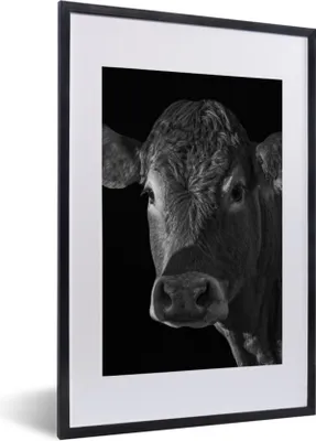 Produktbild von MuchoWow® Gerahmtes Poster Kuh - Tiere - Schwarz - Weiß - Porträt 40x60 cm - Poster mit Schwarzem Bilderrahmen Wandposter Rahmen Foto Bilder - Poster in Rahmen