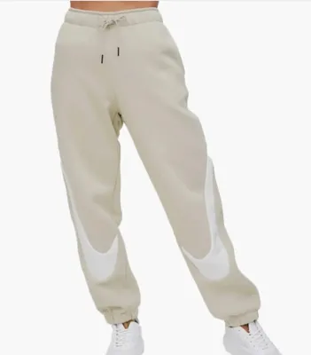 Produktbild von Nike Jogginghose leicht weich mit schmal zulaufenden Beinen und praktischen Taschen