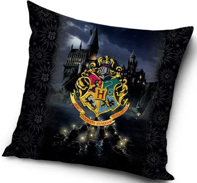 Produktbild von Carbotex Dekokissenbezug Harry Potter 40 cm x 40 cm Schwarz Hogwarts Wappen Doppelseitiger Druck 1 Stück Schlafzimmer Dekoration für Harry Potter Fans