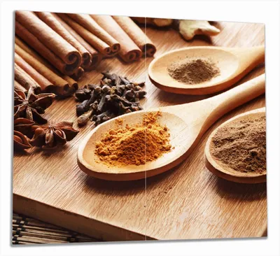 Produktbild von Wallario Herdabdeckplatte aus Glas, Größe 60 x 52 cm 2-teilig, Motiv Kräuter und Gewürze auf Holzlöffeln