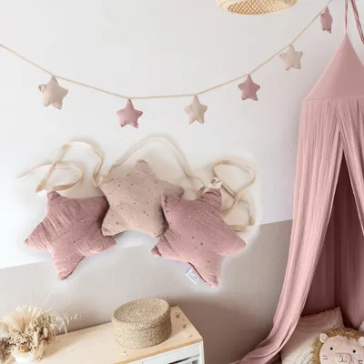 Imagen del producto de Guirnalda de estrellas rosa palo y rosa empolvado con aplicación dorada - Guirnalda de tela 3 m