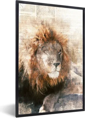 Produktbild von MuchoWow® MuchoWow® Gerahmtes Poster Löwe - Rauchen - Zeitung 60x90 cm - Poster mit zchwarzem Bilderrahmen - Kunst