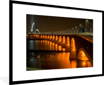Produktbild von MuchoWow® Gerahmtes Poster Licht - Brücke - Nijmegen 90x60 cm - Poster mit Schwarzem Bilderrahmen Wandposter Rahmen Foto Bilder - Wanddekoration - Fotos