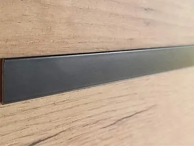 Image de 8 plinthes + 2 poignées de porte noires pour portes coulissantes Wermo Duo 132