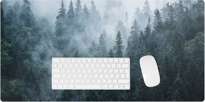 Produktbild von Nebliger Nadelwald – Schreibtischunterlage – Rutschfeste Tischunterlage – Schreibtischmatte für Büro & Zuhause – Schreibunterlage – Mauspad – Tischmatte – 90 x 45 cm