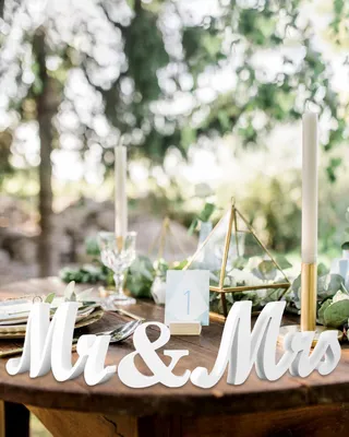 Productafbeelding van "Meneer en Mevrouw" - Houten decoratie voor het bruidstafel - Tafeldecoratie voor bruiloften en verlovingen - Wit