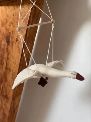 Produktbild von Hübsche fliegende Gans aus Baumwolle – Dekorative Freude für das Kinderzimmer