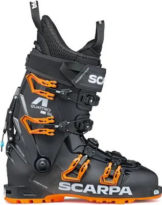 Schwarzer Skischuh "4-Quattro SL" von Scarpa mit orangefarbenen Akzenten und drei Schnallen.