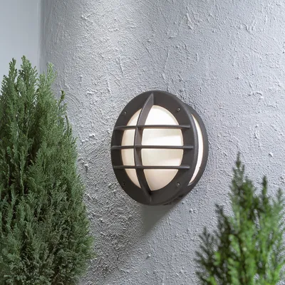 Produktbild von Konstsmide Oden Wandleuchte schwarz lackiertes Aluminium, opales Acrylglas, Hand EU 515-752