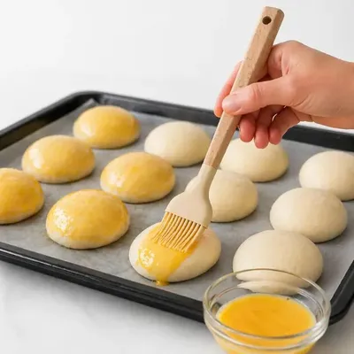 Produktbild von Backpinsel aus Silikon mit Holzgriff, hitzebeständig bis 220 Grad