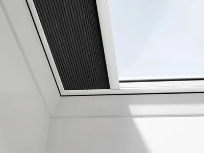 Produktbild von VELUX Dachfenster Wabenplissée graphitgrau mit weißem Alu-Rahmen solarbetrieben FSK 060090 1047KWL