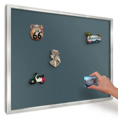 Produktbild von Magnettafel 70x50 cm in einem silbernen Rahmen - Magnetische Metalltafel, Magnetpinnwand zur Wandmontage für Wohnzimmer, Küche, Flur, Kinderzimmer und Büro - Türkis