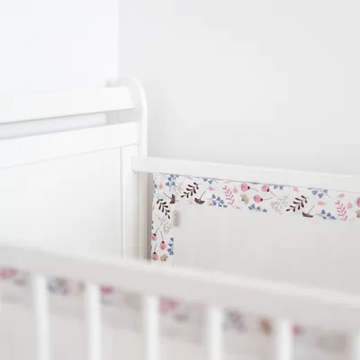 Produktbild von BLUMEN ROSA Atmungsaktiv 2 TLG. Netzstoff BETTUMRANDUNG Babybett Umrandung Neugeborene Baby Sprossen Bett Schutz für 120x60 cm Babybett 110x30cm