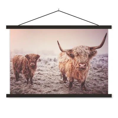 Produktbild von MuchoWow® Textilposter Schottische Hochlandbewohner - Licht - Himmel - Natur 90x60 cm mit schwarzem Rahmen - Aufhängungssatz