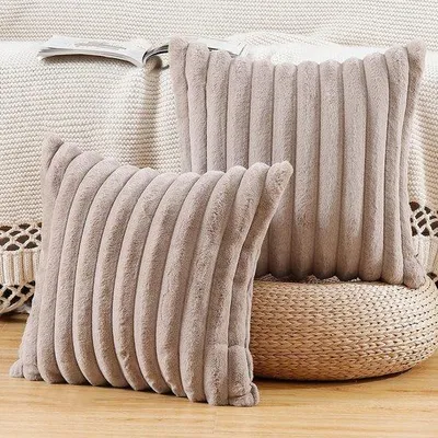 Produktbild von Set aus 2 kuscheligen, dekorativen Kissenbezügen aus Kunstfell, flauschig und weich, für Sofa und Schlafzimmer, 60x60 cm, Taupe