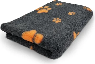 Produktbild von Vet Bed Hundedecke mit Antirutschbeschichtung anthrazit mit orangen Pfoten 150 x 100 cm