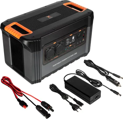 Produktbild von Xtorm Portable Power Station 1300, AC-Ausgang, USB-C, USB, Quick Charge 3.0, Ausgang für Autoladegerät, DC-Ausgänge, div. Kabel, Schwarz/Orange, Lithium-Eisen-Phosphat (LiFePO4), 392000 mAh, Gleichstrom, Solar, USB, 1254 Wh, Quick Charge 3.0, 1300 W