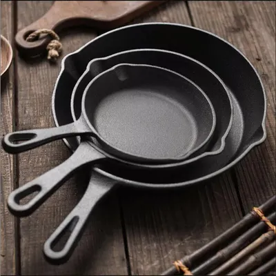 Produktbild von 4-teiliges Bratpfannen Set aus Gusseisen bestehend aus Ø16 + Ø20 + Ø26cm + Silikon-Griff