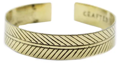 Produktbild von Armband im tibetischen Stil aus Messing – Breiter, verzierter Tribal-Anhänger