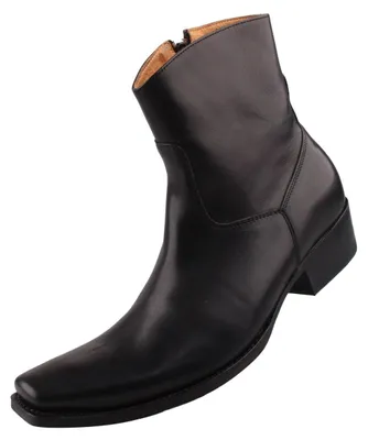 Das Bild zeigt einen schwarzen Schuh mit einer hohen Sohle und einer strukturierten Oberfläche. Der Schuh ist von der Seite zu sehen und hebt sich durch seine sportliche Optik hervor.