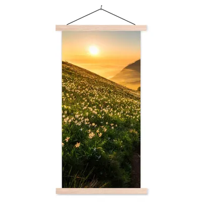 Produktbild von MuchoWow® Textilposter Blumen - Sonne - Berge 60x120 cm mit holzfarbenen Rahmen - Holz