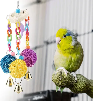 Obrázok produktu pre Bunte Papagei Rattan Ball Swing mit Glocke Sound spielen Kauspielzeug