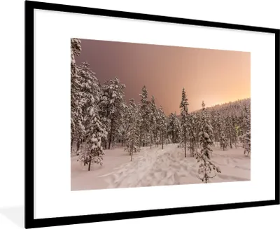 Produktbild von MuchoWow® Gerahmtes Poster Die Sonne ist hinter den Bergen in Lappland untergegangen 90x60 cm - Poster mit Schwarzem Bilderrahmen Wandposter Rahmen Foto Bilder - Wanddekoration - Fotos